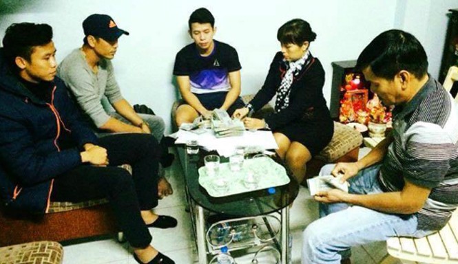 Quế Ngọc Hải trao 834 triệu đồng tận tay Anh Khoa Ngọc Hải (trái) cùng đại diện CLB SLNA đến tận nhà Anh Khoa (phải) để trao toàn bộ số tiền đền bù.
