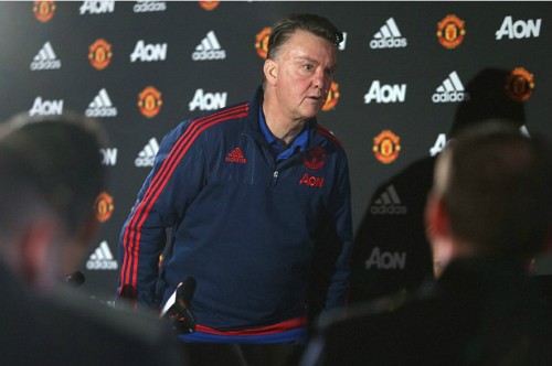 Van Gaal trút giận lên truyền thông, bỏ ngang họp báo Van Gaal rời phòng sau khi đã trút nỗi lòng. Ảnh: MUFC.