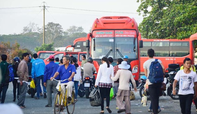 Rồng rắn kéo nhau về Sài Gòn: Quá tải, ùn ứ. Rồng rắn kéo nhau về Sài Gòn: Quá tải, ùn ứ.