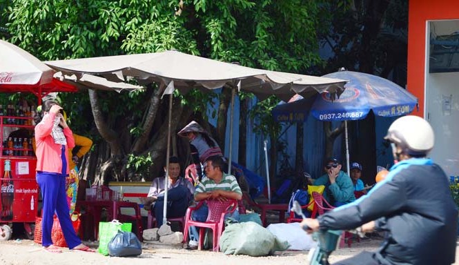 Mòn mỏi chờ xe chiều ngày nghỉ cuối cùng Mòn mỏi chờ xe chiều ngày nghỉ cuối cùng
