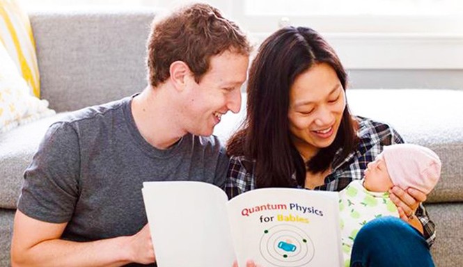 Chuyện dạy con của các ông lớn ngành công nghệ Mark Zuckerberg đọc sách về Vật lý lượng tử cho con gái hai tuần tuổi. Ảnh: Facebook.