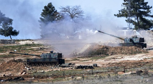 Quan hệ Nga và Thổ Nhĩ Kỳ: Quả bom chờ nổ ở Syria Pháo binh Thổ Nhĩ Kỳ tại thị trấn miền nam Kilis nã đạn sang lãnh thổ Syria hôm 16/2. Ảnh: AFP.