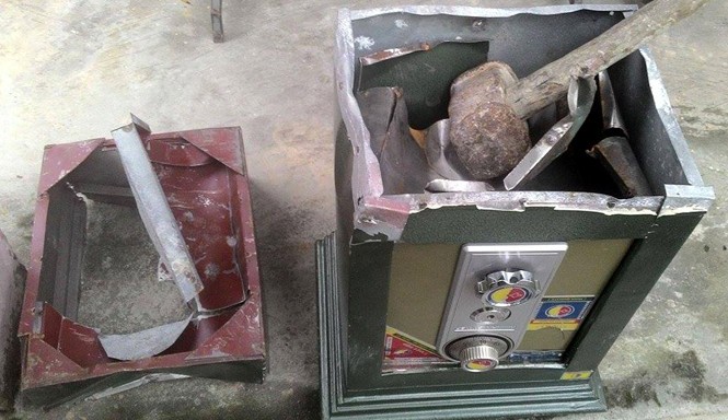 Khiêng két sắt của cậu ra nghĩa địa phá lấy vàng Chiếc két sắt bị Hưng dùng búa tạ để phá lấy vàng.