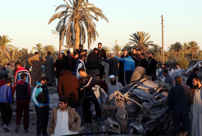 IS chiếm chớp nhoáng thành phố ở Libya, treo cổ 12 người Hiện trường sau vụ không kích của Không quân Mỹ gần thành phố Sabratha, Libya. Ảnh: AFP.