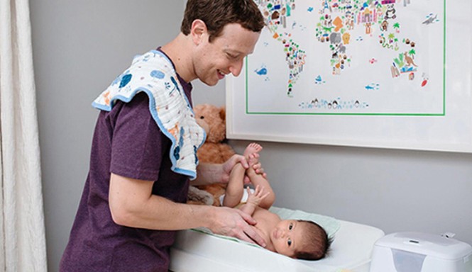 Ông chủ Facebook thay bỉm cho con trong 20 giây Bức ảnh Markthay tã cho con từng được gần 870.000 lượt like chỉ trong một đêm. Ảnh: Facebook.