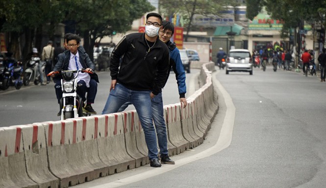 Người Hà Nội muốn chấp hành luật cũng khó Phố Lê Thanh Nghị (quận Hai Bà Trưng) bố trí giải phân cách cứng suốt chiều dài phố, không có vạch dành cho người đi bộ cũng như cầu vượt, việc đi lại giữa 2 bên đường đều phải trèo qua dải phân cách.