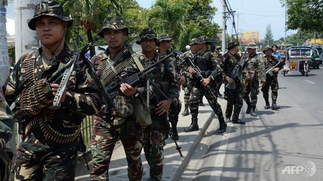 Hàng nghìn người chạy trốn xung đột ở nam Philippines Binh lính tuần tra trên các đường phố ở thành phố Zamboanga, trên hòn đảo phía nam Mindanao, Philippines. Ảnh: AFP