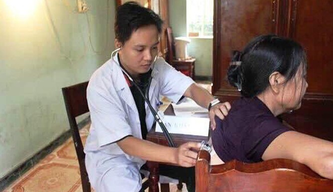 Từ cậu bé ốm yếu trở thành bác sĩ đạt giải Đặng Thùy Trâm Bác sĩ Lê Xuân Thắng khám bệnh cho người dân.