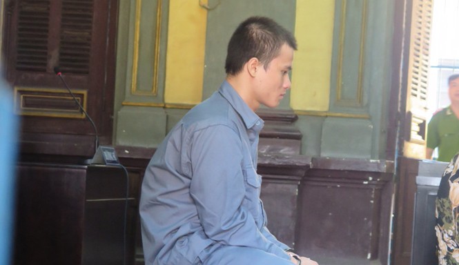 Con gái bị hiếp dâm, mẹ một mực xin tòa tha cho hung thủ Bị cáo Lê Quốc Bảo tại tòa. Ảnh: Tân Châu.