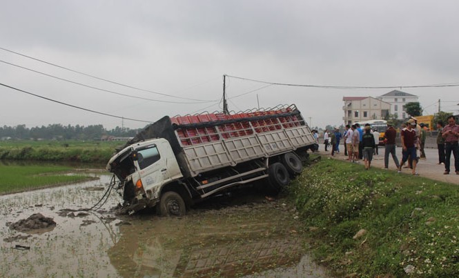Xe tải húc nhau, lật nhào giữa ruộng Vào khoảng 7h ngày 8/4, trên QL1A đoạn qua địa bàn xã Diễn Hồng (huyện Diễn Châu, Nghệ An) đã xảy ra vụ tai nạn giữa 2 xe ô tô. Hậu quả làm 2 người bị thương phải đưa đi bệnh viện cấp cứu trong tình trạng nguy kịch.