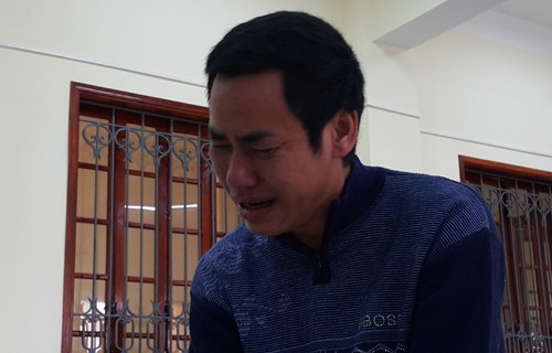 Thiếu phụ vờ chết khi bị chồng sát hại lúc đang ngủ Thái Doãn Hoàn khóc nức nở tại tòa. Ảnh: Hải Bình/VnExpress