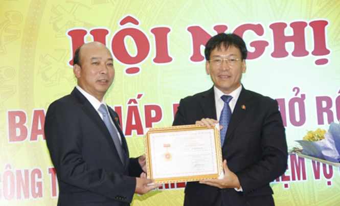 Chủ tịch TKV nhận kỷ niệm chương Vì sự nghiệp Nội chính Đảng Ông Lê Minh Chuẩn - Bí thư Đảng ủy - Chủ tịch HĐTV Tập đoàn TKV (bên trái) nhận Kỷ niệm chương vì sự nghiệp Nội chính Đảng.