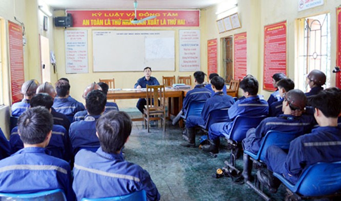 'Tự chủ an toàn' ở Than Quang Hanh Thợ lò Phân xưởng Khai thác 4, Công ty Than Quang Hanh học ATLĐ trước khi vào ca.