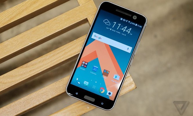 Ảnh thực tế điện thoại HTC 10 HTC 10 có thiết kế giao thoa giữa M9 và A9. HTC cho biết họ tạo sản phẩm dựa trên phản hồi của người dùng.