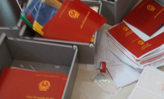 Triệt phá băng nhóm làm bằng đại học giả quy mô lớn Nhiều tang vật công an thu giữ. Ảnh: Việt Văn.