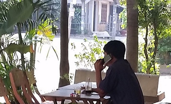 Chân dung những ông trùm thế giới hàng độc Một viên đại tá dỏm đang gọi điện dẫn dụ một con mồi mới.