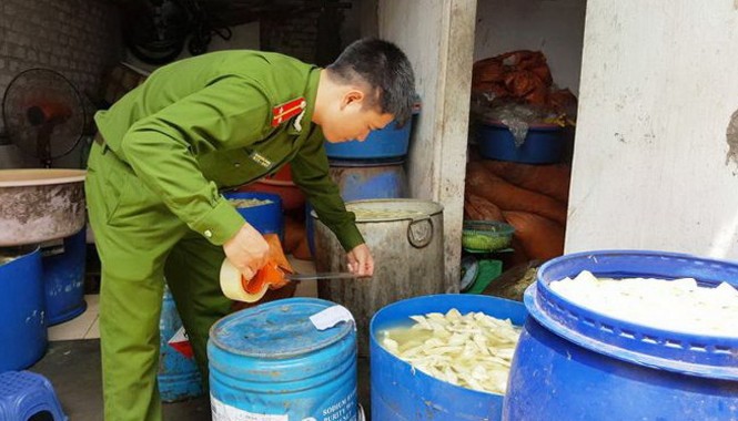 Siết lạm dụng hóa chất, phụ gia trên thực phẩm Cơ quan chức năng phát hiện việc sử dụng chất cấm Vàng ô để tẩm măng ở Đà Nẵng, Nghệ An.