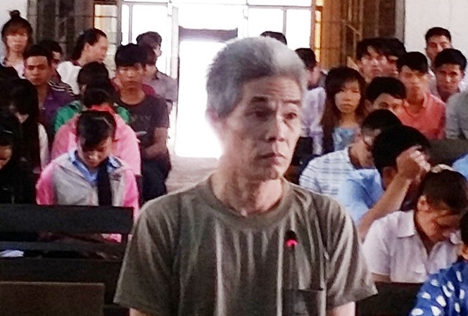 Người đàn ông 63 tuổi đâm vợ rồi tự sát vì ghen Bị cáo Hoàng Văn Vình tại tòa.