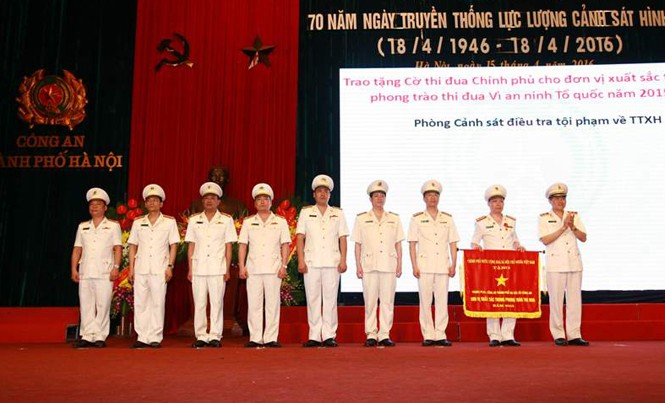 Thủ đô được bảo vệ an toàn tuyệt đối Trung tướng Đỗ Kim Tuyến, Phó Tổng cục trưởng Tổng cục Cảnh sát – Bộ Công an trao các danh hiệu cho tập thể, cá nhân có thành tích xuất sắc.