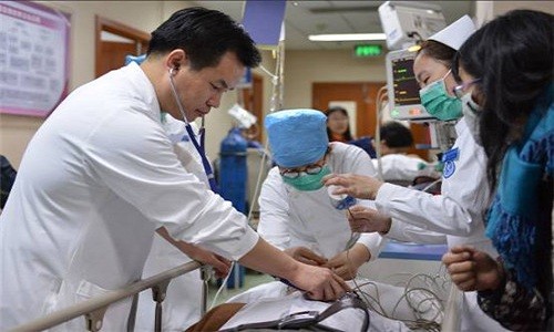 Tố bác sĩ tắc trách, con gái đem xác mẹ bỏ ở bệnh viện Cố ý đặt xác mẹ trong phòng cấp cứu 50 tiếng, cô gái lĩnh án 16 tháng tù. Ảnh minh họa: Sina.