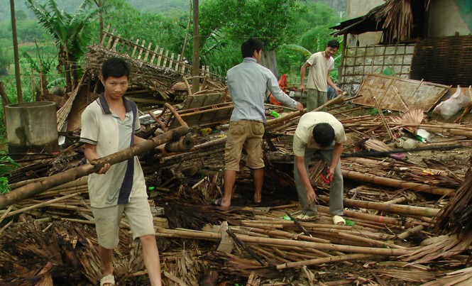 Thanh Hóa: Lốc xoáy khiến gần 100 ngôi nhà đổ sập, tốc mái Thanh Hóa: Lốc xoáy khiến gần 100 ngôi nhà đổ sập, tốc mái