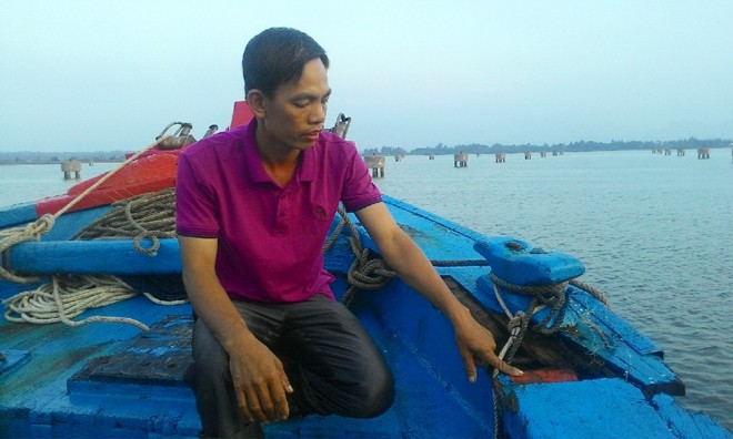 Tàu cá của ngư dân Quảng Nam bị đâm giữa trùng khơi Ông Nguyễn Thương và vết nứt bên mạn tàu do bị đâm. Ảnh: N.Tiến.