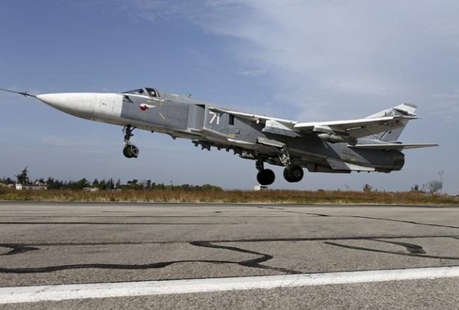 Chiến đấu cơ Nga bị tố đe dọa máy bay Mỹ tại Syria Máy bay chiến đấu Su-24 của Nga cất cánh từ căn cứ tại Syria. Ảnh: Reuters.