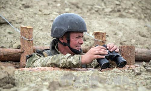 Bản tin 14H: Đông Ukraine lại vang tiếng súng Binh sĩ Ukraine gác tại chốt quân sự ở Popasna, vùng Donetsk. Ảnh: AFP/TTXVN.