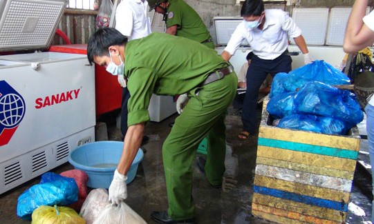 Phát hiện gần nửa tấn da heo thối chuẩn bị tiêu thụ Đoàn kiểm tra phát hiện gần nửa tấn da heo thối ở TX Tân Châu.