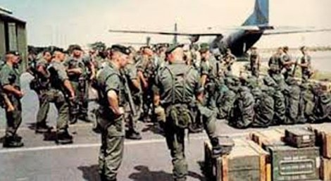 Vinh nhục đời lính đánh thuê Một toán lê dương quốc tế chuẩn bị lên đường sang “tác nghiệp” tại khu vực Trung Phi.