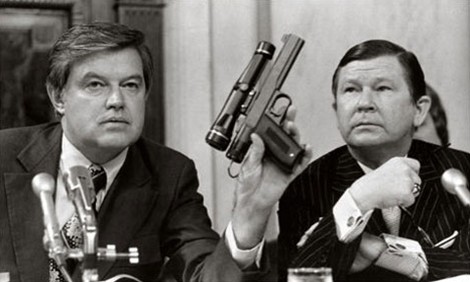Tiết lộ súng ám sát gây đau tim của CIA Charles Senseney (bìa trái) tại phiên điều trần Hội đồng Tình báo Quốc gia Mỹ năm 1975.