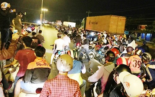 'Quái xế' chặn quốc lộ làm trường đua, quậy liên tỉnh Hàng trăm xe chiếm hết đường, buộc ôtô chạy vào làn xe máy. Ảnh: Hải Hiếu.