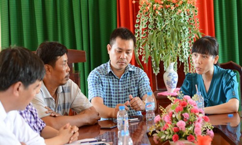Công an Đồng Nai nhận sai khi bắt giam người tố cáo cát tặc Bà Ngọc làm việc với các cơ quan ban ngành huyện Nhơn Trạch sáng 24/4. Ảnh: Thái Hà.