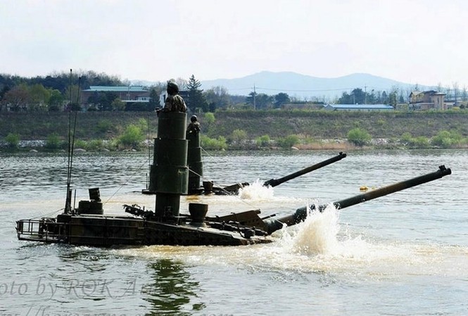 Cận cảnh siêu tăng Hàn Quốc băng băng vượt sông Với những đoạn sông sâu, rộng mà không có cầu phao hay phà tự hành hỗ trợ, các xe tăng K2 của Hàn Quốccó khả năng tự vượt qua nhờ các khí tài hỗ trợ. Trong ảnh, tăng K2 vượt sông với ống thông khí rất lớn lắp trên nóc tháp pháo.