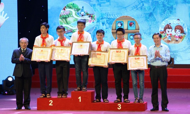 Học sinh Quảng Nam giành quán quân Chinh phục Vũ môn Thứ trưởng Bộ Giáo dục Nguyễn Vinh Hiển, Bí thư T.Ư Đoàn, Chủ tịch Hội đồng Đội T.Ư Nguyễn Long hải trao giải cho các em học sinh đạt giải thưởng Nhất, Nhì, Ba.