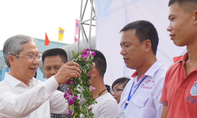Lần đầu tổ chức lễ tri ân lái xe đi vào cao tốc Ông Mai Tuấn Anh – Tổng Giám đốc VEC trao hoa và quà cho các khách hàng đặc biệt.