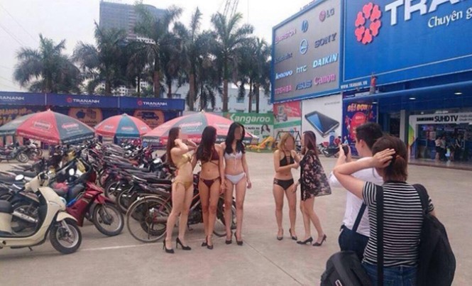 Người mẫu mặc bikini ở siêu thị để 'giáo dục giới tính' Đại diện siêu thị nói vụ người mẫu mặc bikini ở siêu thị nằm trong chương trình "Giáo dục giới tính".