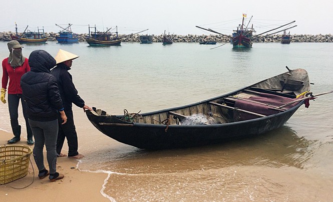Ngư dân Hà Tĩnh ra khơi đánh cá Sáng 28/4, ngư dân xã Kỳ Lợi (Kỳ Anh, Hà Tĩnh) tiếp tục ra khơi đánh bắt cá.