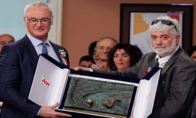 Ranieri thắng giải HLV Italy hay nhất năm Ranieri nhận phần thưởng Enzo Bearzot cho danh hiệu HLV Italy hay nhất năm. Ảnh: AFP.