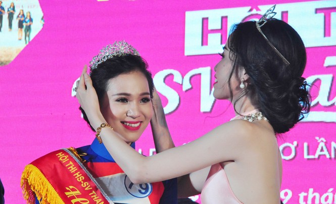 Nguyễn Thùy Trang đăng quang Hoa khôi sinh viên Cần Thơ Hoa khôi 2015 Vũ Thanh Tú (phải) trao vương miện cho tân Hoa khôi sinh viên Cần Thơ 2016 Nguyễn Thùy Trang. Ảnh: Hòa Hội.