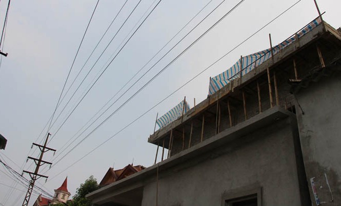 Một thợ sắt bị điện cao thế phóng trúng tử vong Tầng 2 ngôi nhà ông Lê Kim Hải đang xây dựng nơi anh Hữu gặp nạn tử vong cách đường dây điện chưa đến một mét.