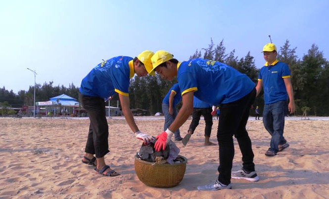 Hơn 1.500 ĐVTN Huế chung tay làm sạch môi trường biển Hơn 1.500 ĐVTN Huế chung tay làm sạch môi trường biển