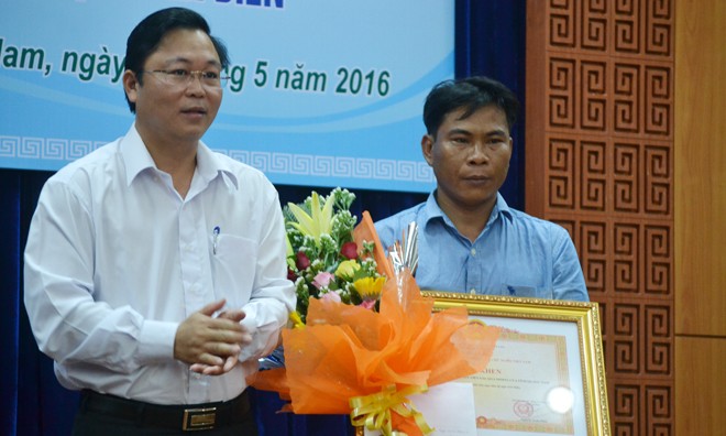Chủ tàu cứu 34 ngư dân gặp nạn ở Hoàng Sa nhận bằng khen Ông Lê Trí Thanh, Phó Chủ tịch UBND tỉnh Quảng Nam trao bằng khen của Thủ tướng cho ông Phạm Phú Trung.