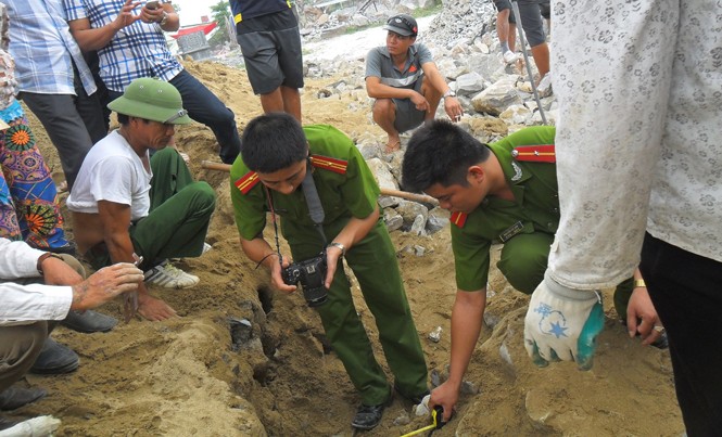 Hai người bị tường đá sập đè tử vong Hiện trường vụ tai nạn. Ảnh: Phạm Nhài.