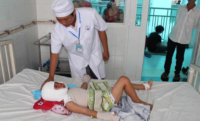 Bé trai 7 tuổi bị bỏng nặng vì chơi trò ngậm xăng phun lửa Cháu Triệu được các bác sĩ chăm sóc đặc biệt tại Bệnh viện.