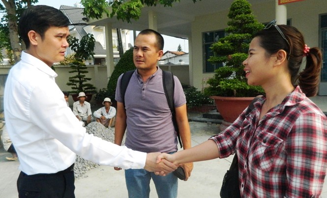 Đặt nguyện vọng của dân lên trên hết Trưởng Ban Tổ chức Trung ương Đoàn Bùi Quang Huy (áo trắng) trao đổi với các cử tri trẻ tuổi chiều 17/5.