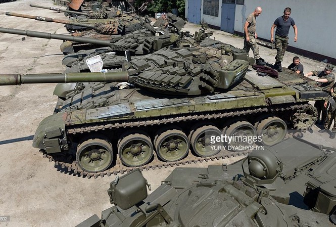 16 xe tăng 'bốc hơi' khỏi kho vũ khí quân đội Ukraine Xe tăng T-72 của quân đội Ukraine. Ảnh: AFP.