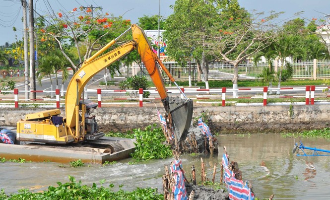 Hậu Giang kiến nghị hỗ trợ 30 km đê bao ngăn mặn Máy kube đang đắp đập ngăn mặn ở huyện Vị Thủy. Ảnh: Hòa Hội.