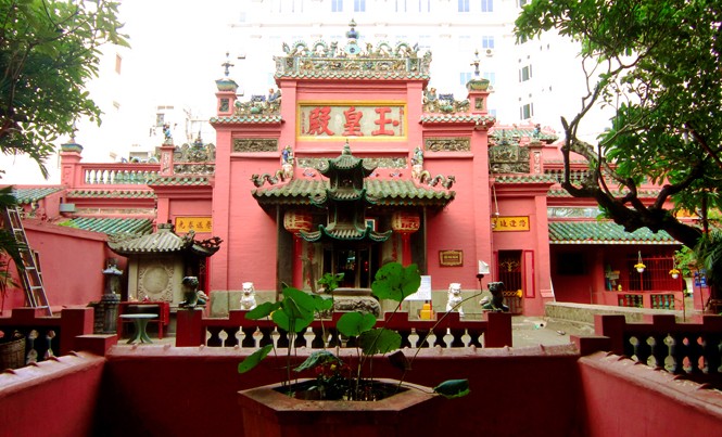 Tới Việt Nam, Tổng thống Mỹ thăm chùa Ngọc Hoàng Chùa Ngọc Hoàng tại TP. HCM.