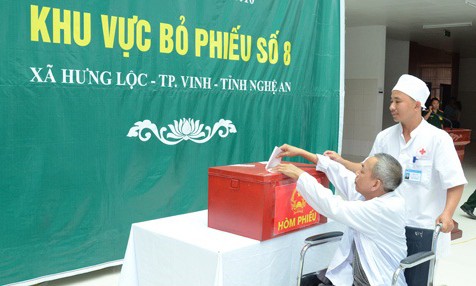 Những cử tri đặc biệt Bệnh nhân được bác sĩ hộ tống tới hòm phiếu thực hiện quyền lợi bầu cử công dân.